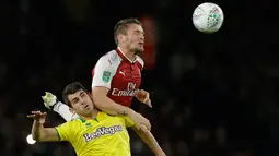 Pemain Arsenal, Mathieu Debuchy (atas) berebut bola dengan pemain Norwich City, Nelson Oliveira pada lanjutan Piala Liga Inggris di Emirates Stadium, Rabu (25/10). Edward Nketiah memborong gol Arsenal saat mengalahkan Norwich City 2-1. (AP/Alastair Grant)