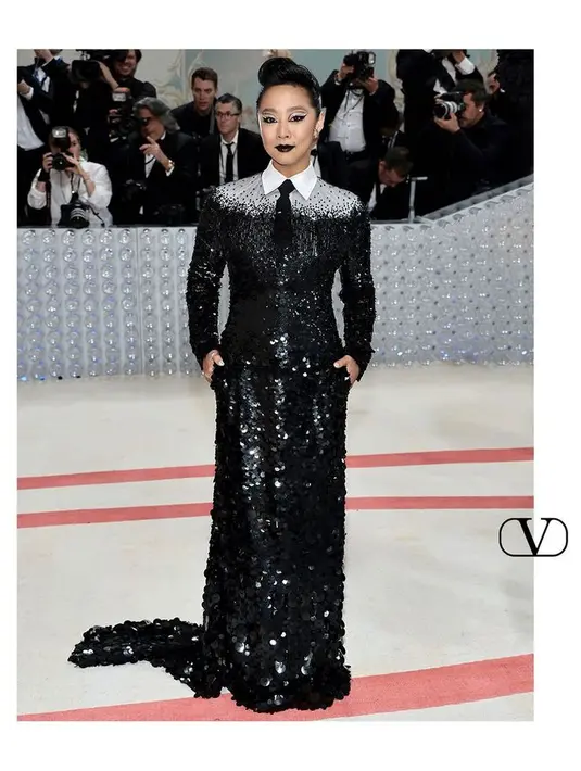 Tampil bling bling gothic, Stephanie Hsu memadukan kemeja putih dengan dress penuh payet hitam. [@officialmetgala]