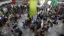 Suasana arus mudik sejumlah calon penumpang kereta api di Stasiun Gambir, Jakarta, Selasa (28/6). Memasuki H-8 Idul Fitri, warga mengaku sengaja mudik Lebaran lebih awal guna memanfaatkan libur panjang sekolah. (Liputan6.com/Faizal Fanani)