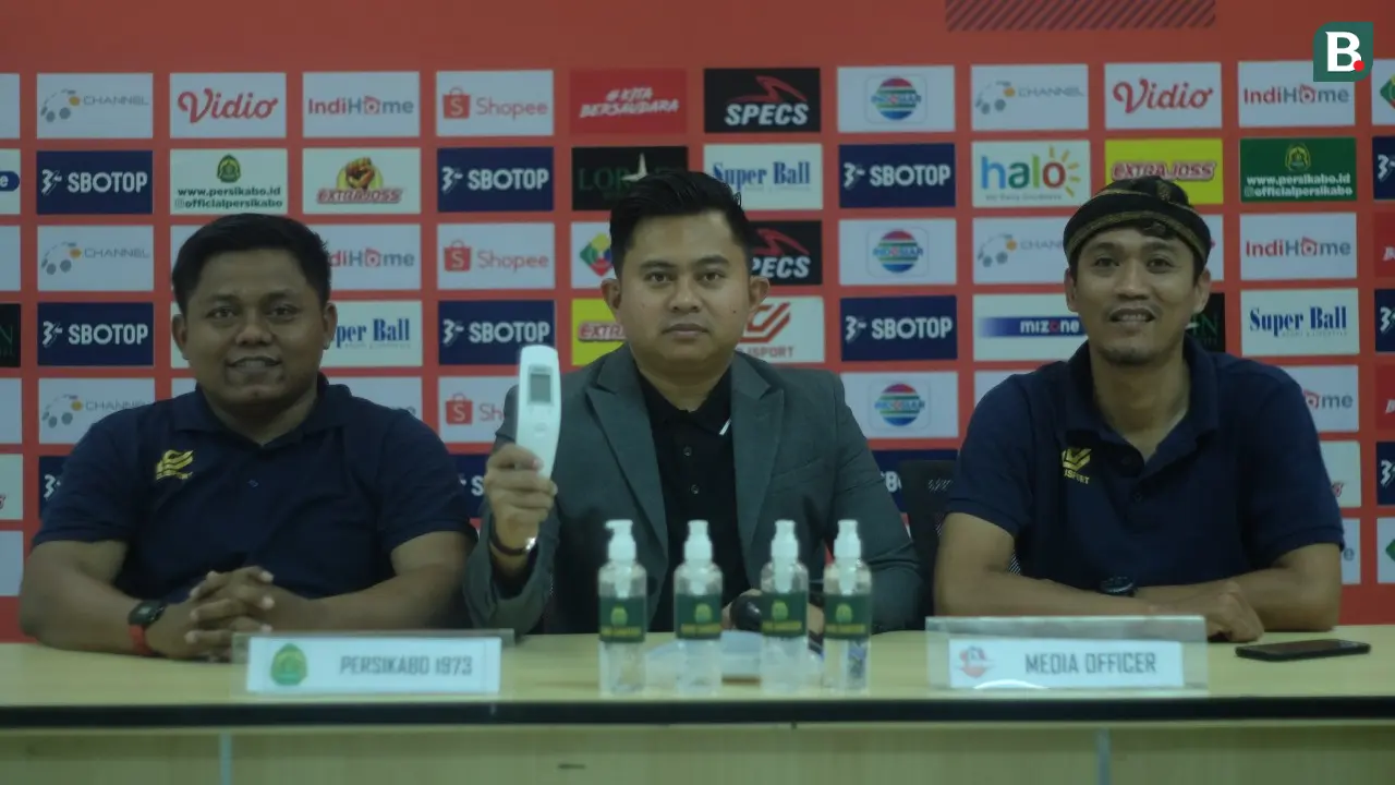 Ketua Panpel  Tira Persikabo, Mandala Putra tengah menujukan alat pengecek suhu badan.