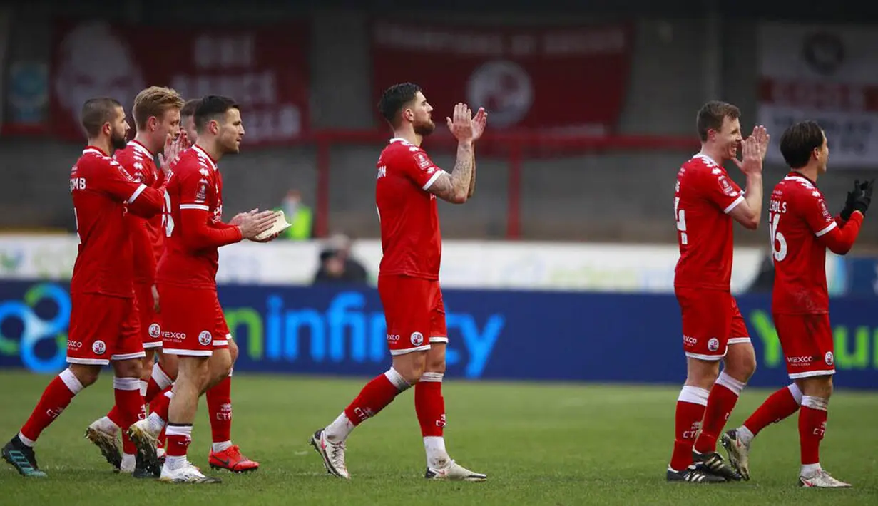 Para pemain Crawley Town merayakan kemenangan atas Leeds United pada laga Piala FA di Stadion Broadfield, Minggu (10/1/2021). Leeds United takluk dengan skor 3-0. (AP Photo/Ian Walton)