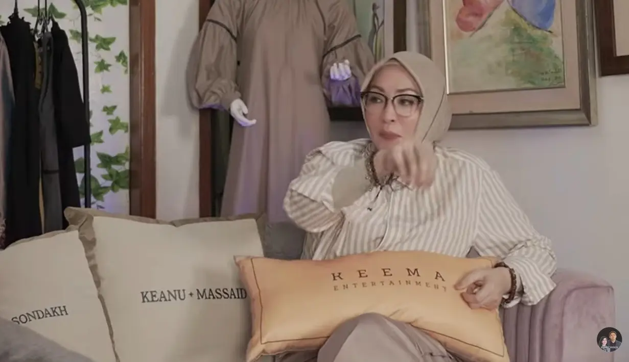 "Aku nggak tahu alasannya apa. Kita di satu komplek tempat hukuman-hukuman yang tinggi, pokoknya dia entar pindah lagi, entar pindah lagi, kasihan juga pindah-pindah kamar terus," sambung Puteri Indonesia 2001 ini. [Youtube/Reyben Entertainment]