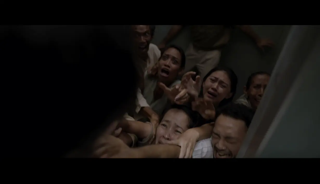 Lewat medsos, Joko Anwar berbagi kesan setelah sukses bikin nonton bareng di bioskop tua Studio Matahari Singosaren Plaza Solo. Ia berencana ingin menghidupkan kembali bioskop tua yang sudah tak beroperasi di kota-kota lain. “Kami pengen banget nobar di bioskop tua yang udah tidak berfungsi lagi sejak Pengabdi Setan yang pertama, pengen bikin awareness ada banyak bioskop terbengkalai yang bisa direvitalisasi. Kesampaian di Pengabdi Setan 2 di Solo. Pengen ke kota lain ngelakuin yang sama. Di mana ya?” tanyanya. (Foto: Dok. Rapi Film)