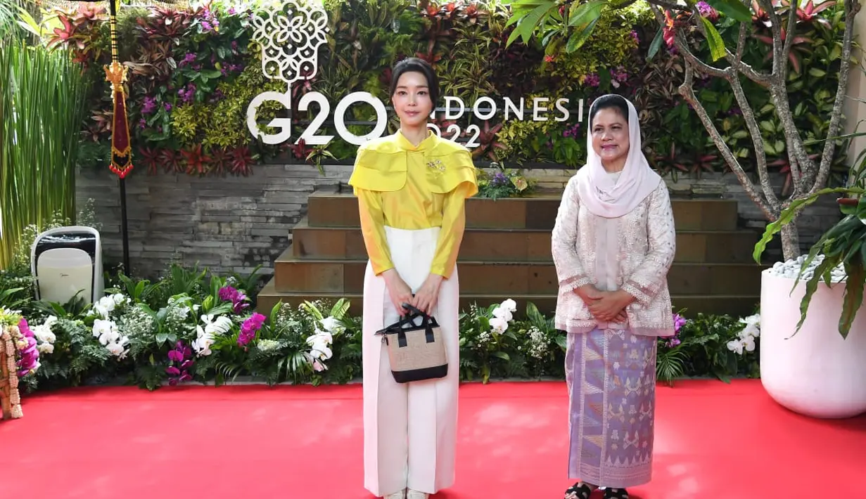 <p>Potret ibu Iriana Jokowi dengan Ibu Negara Korea Selatan, Kim Keon Hee pada KTT G20 di Bali. [Foto: Biro Pers Istana Negara]</p>
