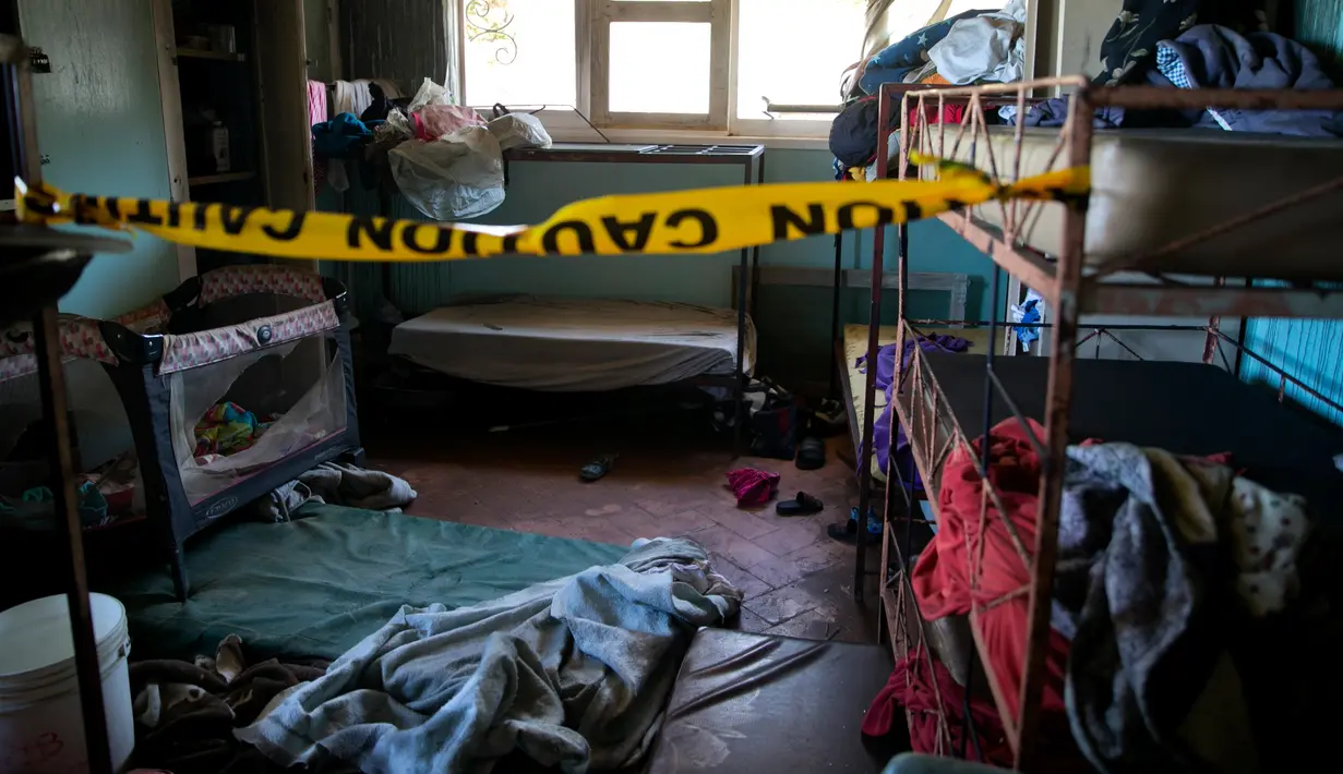 Garis polisi terpasang di sebuah ruangan kosong setelah kebakaran melanda Panti Asuhan Church of Bible Understanding, pinggiran Port-au-Prince di ibu kota Haiti, Jumat (14/2/2020). Api berasal dari lilin yang dinyalakan salah satu anak di kamarnya saat padamnya aliran listrik. (AP/Dieu Nalio Chery)