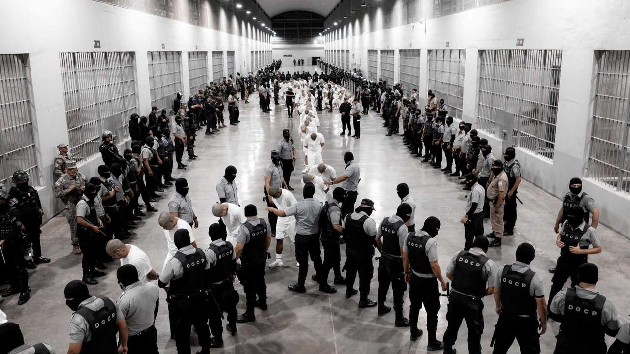 FOTO: Super Ketat Kemanan saat Deportasi 250 Imigran Terduga Anggota Geng Kriminal ke Penjara CECOT El Salvador