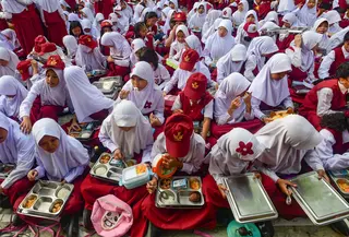 Siswa menyantap makanan Program Makan Bergizi Gratis (MBG) di SDN Meruyung, Depok, jawa Barat, Senin, 13 Juli 2007. (KLY/ Arie Basuki)