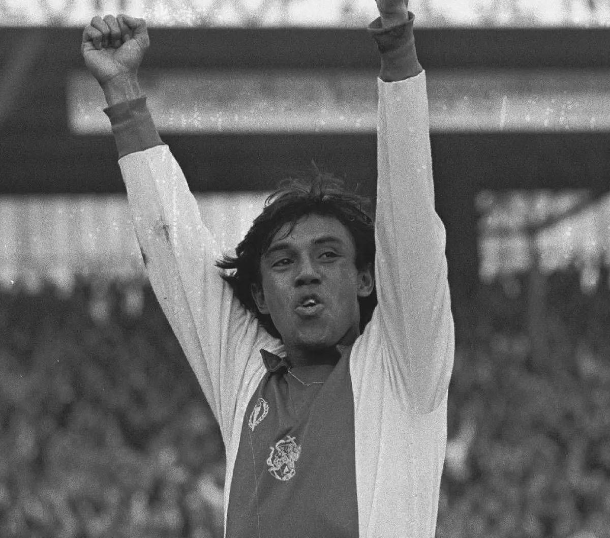 Sosok Simon Tahamata sangat berkesan bagi publik <i>de Godenzonen</i>. Bahkan Ajax memberikan acara perpisahan istimewa untuk Simon di sela pertandingan.