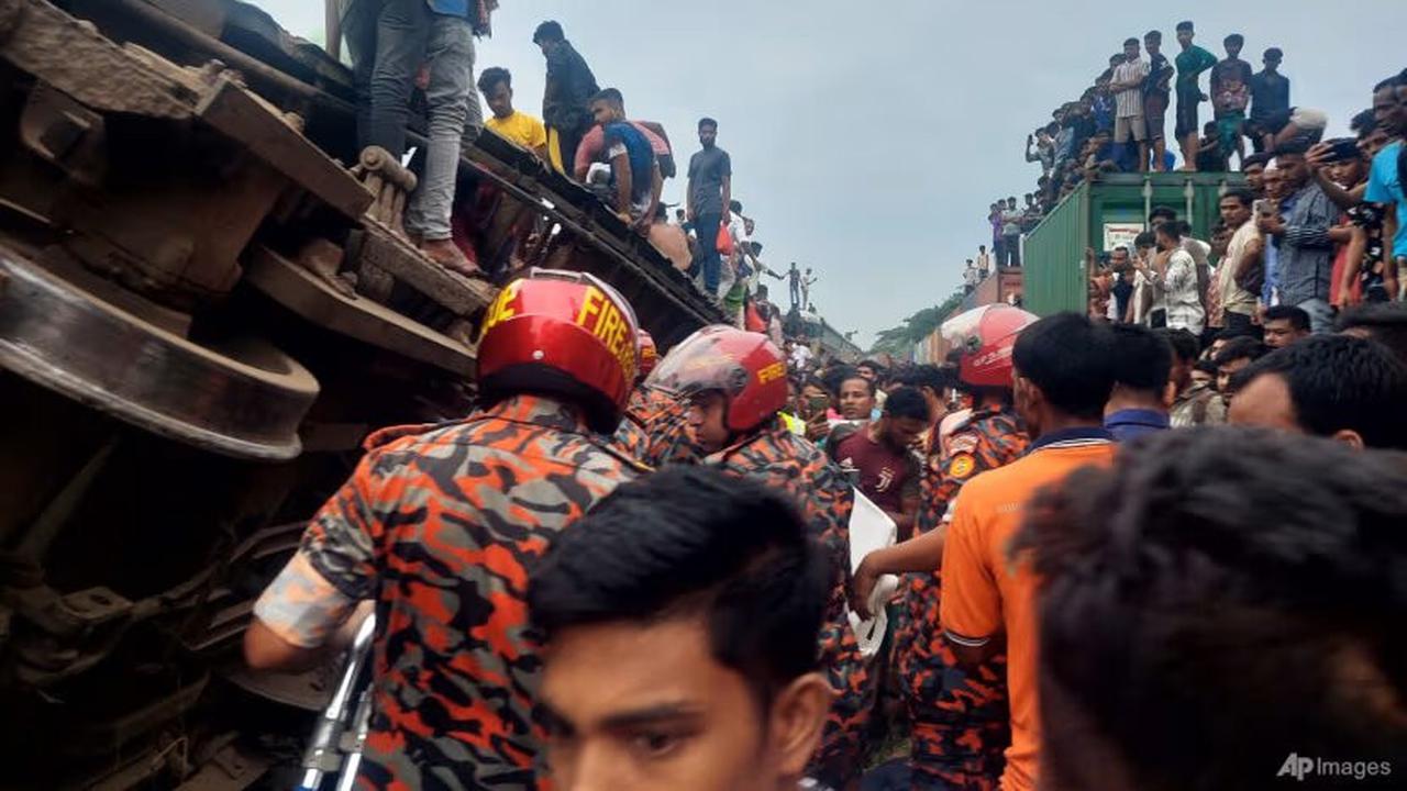 Kecelakaan kereta di Bangladesh pada Senin (23/10/2023) menewaskan 17 orang. (Dinas Pemadam Kebakaran dan Departemen Pertahanan Sipil Bangladesh/AP)