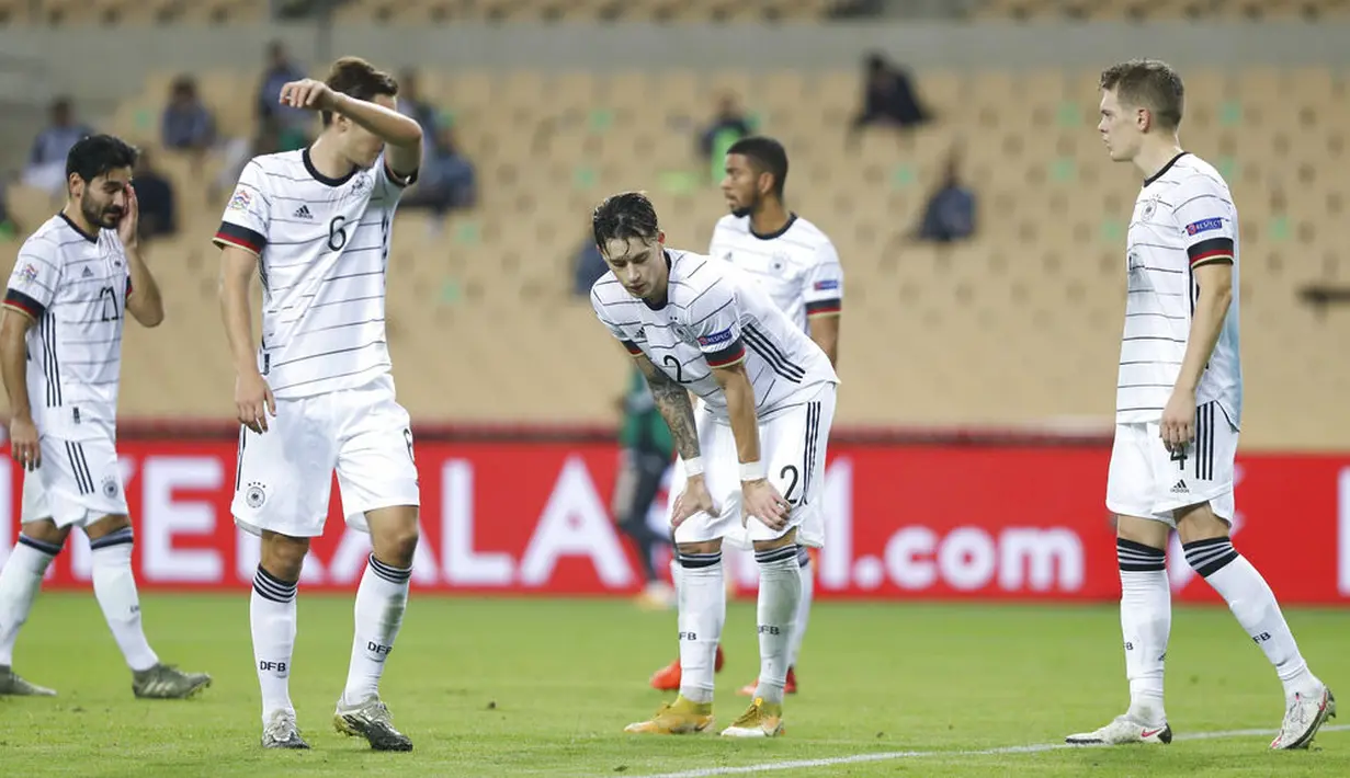 Pemain Jerman, Jonathan Tah, tampak lesu usai ditaklukkan Spanyol pada laga UEFA Nations League di Estadio Olimpico de Sevilla, Rabu (18/11/2020). Spanyol menang dengan skor 6-0. (AP/Miguel Morenatti)