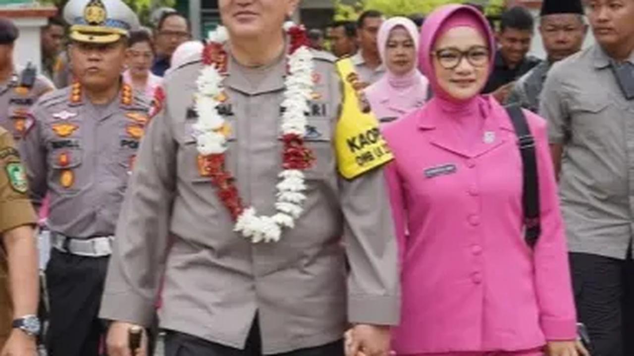 Bikin Iri, Potret Romantisme Jenderal Polisi Selalu Genggam Tangan Istri saat Bertugas
