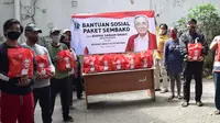 Warga Jakarta penerima bantuan paket sembako dari senator asal Jakarta, Sabam Sirait. (Ist)