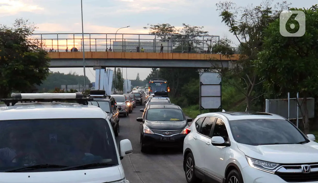 <p>Sejumlah kendaraan melintas memasuki rest area di KM 166 Jalan Tol Cikopo - Palimanan, Jawa Barat, Rabu (27/4/2022). Memasuki H-5 Lebaran, volume kendaraan di Jalan Tol Cikopo - Palimanan mengalami peningkatan signifikan yang mengakibatkan kemacetan pada sejumlah ruas jalan utama tol karena antrean kendaraan yang akan masuk rest area. (Liputan6.com/Herman Zakharia)</p>