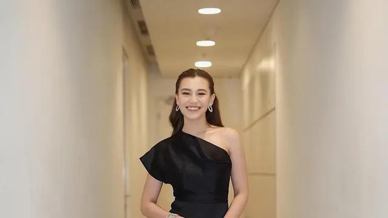 Gaya elegan Aaliyah Massaid terlihat dalam dress hitam dengan bahu asimetris.