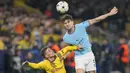Bek Manchester City John Stones menyundul bola melewati gelandang Borussia Dortmund Thorgan Hazard pada matchday 5 Grup G Liga Champions 2022/2023 di Signal Iduna Park, Rabu (26/10/2022) dini hari WIB. Sementara itu Dortmund ada di peringkat kedua dengan koleksi delapan angka dari jumlah pertandingan yang sama. (AP Photo/Martin Meissner)