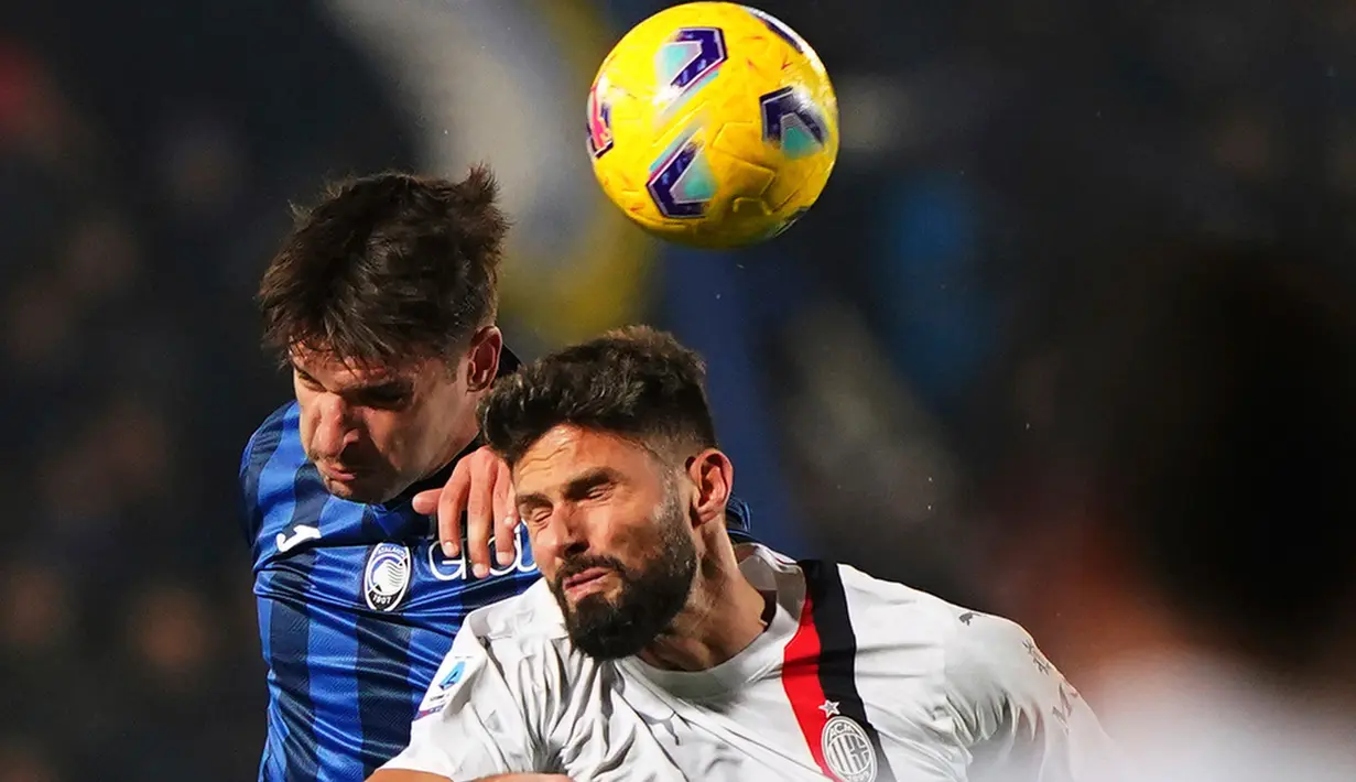 AC Milan takluk 2-3 dari Atalanta usai bermain dengan 10 orang di pengujung laga. Pelatih Stefano Pioli menyayangkan banyaknya kesalahan timnya dalam bertahan yang berujung gol lawan. (Spada/LaPresse via AP)
