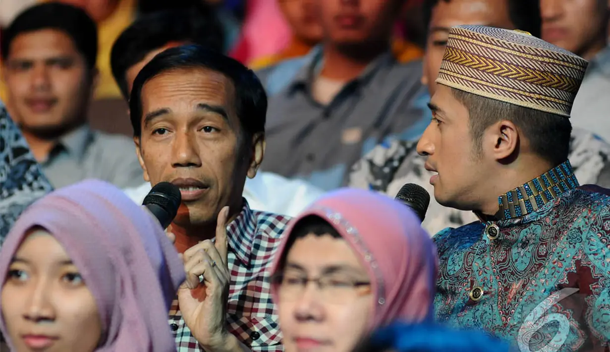Jokowi dihampiri oleh Irfan Hakim saat berada di bangku penonton acara Putri Muslimah Indonesia 2014 (Liputan 6.com/Andrian M Tunay)