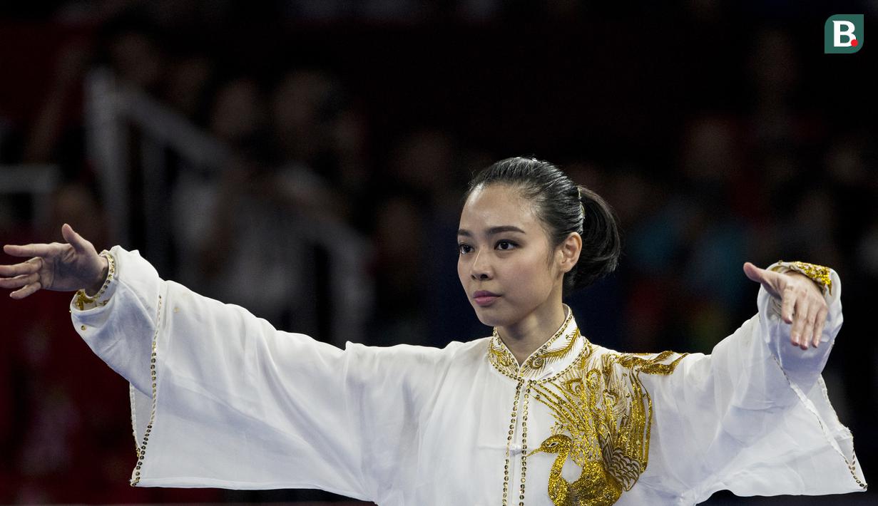 Atlet wushu Indonesia, Lindswell, saat beraksi pada Asian Games di JIExpo, Jakarta, Minggu, (19/8/2018). Sukses mengumpulkan poin tertinggi, atlet cantik ini berpeluang meraih emas dari nomor Taijiquan dan Taijijian. (Bola.com/Vitalis Yogi Trisna)