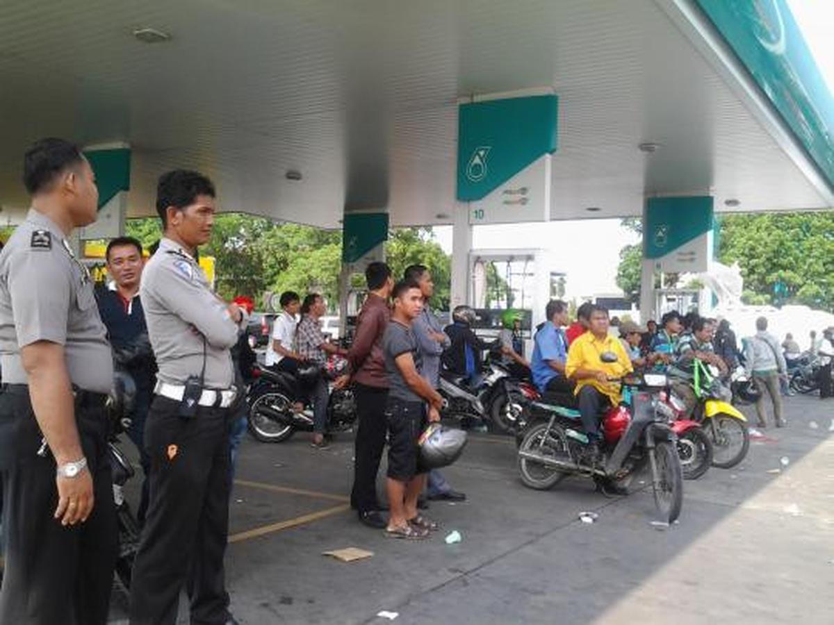 Demonstran lumpuhkan Bandara Polonia