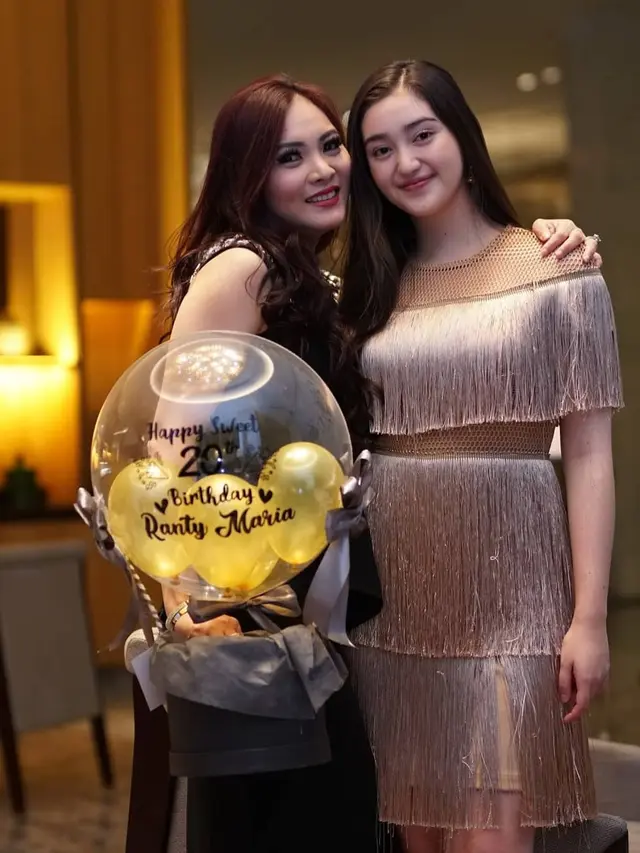 Bak Kakak Adik, Ini 6 Potret Kebersamaan Ranty Maria dan Ibunda