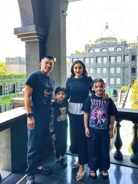 Sedikit lebih formal, paduan monokrom nuansa hitam putih menambah kesederhanaan tampilan dari Ashanty. [Foto: Instagram/ Ashanty]