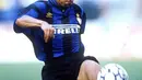 1. Roberto Carlos, didatangkan Inter Milan saat usianya 22 tahun dari Palmeiras. Hanya satu musim bek kiri ini berseragam biru hitam sebelum akhirnya pindah dan menjadi legenda di Real Madrid. (www.pinterest.com)