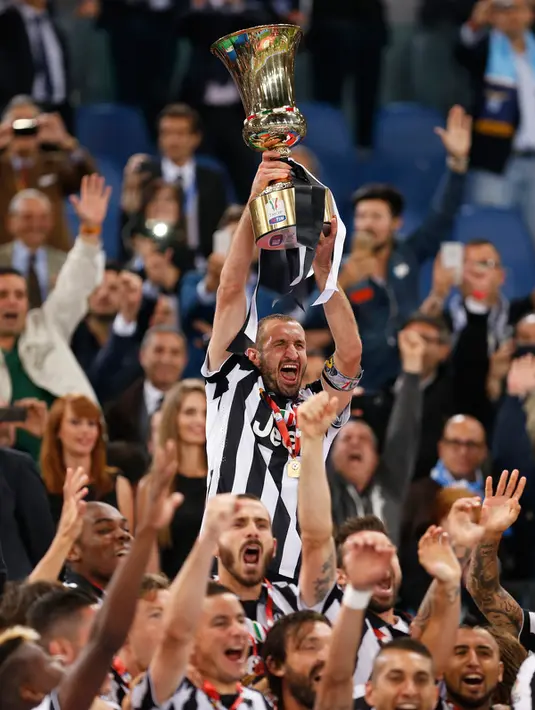 Kapten Juventus, Giorgio Chiellini mengangkat piala Coppa Italia usai mengalahkan Lazio di Final Coppa Italia di Olimpico Roma, Italia, Rabu (20/5/2015). Ini merupakan gelar ke 10 Juventus di coppa italia. (Reuters/Giampiero Sposito)