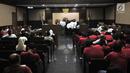 Pihak penggugat dan tergugat menyerahkan berkas saat sidang perdana gugatan polusi udara Jakarta di PN Jakarta Pusat, Kamis (1/8/2019). Untuk diketahui, Tim yang terdiri dari YLBHI, LBH Jakarta, Walhi, Greenpeace, dan 31 orang lainnya itu menggugat 7 lembaga pemerintah. (merdeka.com/Iqbal S Nugroho)