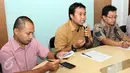 Koordinator Bidang Korupsi dan Politik ICW, Donal Fariz (kiri) saat konferensi pers di kantor ICW, Jakarta, Senin (22/6/2015). Konferensi itu terkait terbitnya Surat Edaran KPU (SEKPU) Nomor 302/KPU/VI/2015. (Liputan6.com/Helmi Afandi)