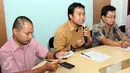 Koordinator Bidang Korupsi dan Politik ICW, Donal Fariz (kiri) saat konferensi pers di kantor ICW, Jakarta, Senin (22/6/2015). Konferensi itu terkait terbitnya Surat Edaran KPU (SEKPU) Nomor 302/KPU/VI/2015. (Liputan6.com/Helmi Afandi)