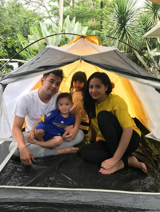 "Pas ulangtahun aku kerja. Katanya Gigi mau jalan-jalan sama Rafathar. Iya dia ngambek gara-gara akunya ngambil kerjaan," ucap Raffi Ahmad di kawasan Wijaya, Jakarta Selatan, Sabtu (3/2). (Instagram/raffinagita1717)