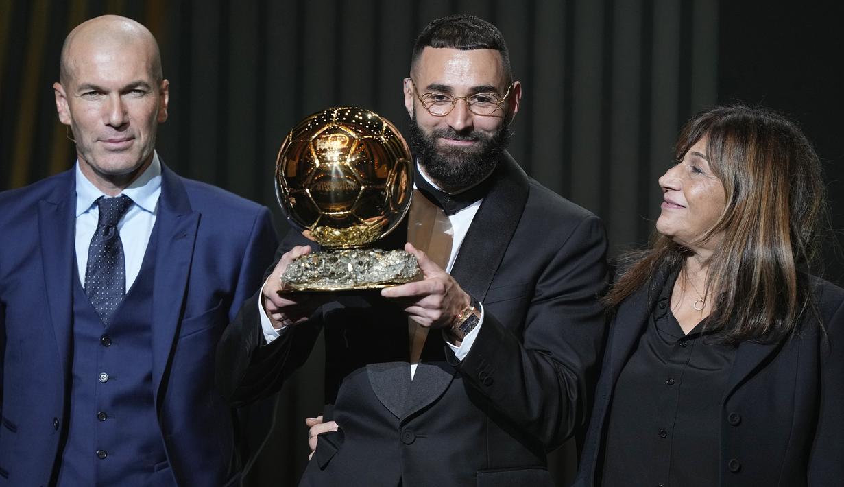 Karim Benzema. Striker Prancis berusia 34 tahun ini hingga kini telah 14 musim memperkuat Real Madrid sejak awal musim 2009/2010. Ia menjadi pemain Real Madrid ke-8 yang meraih gelar Ballon d'Or untuk edisi terkini 2022, sekaligus menjadi pemain Prancis ke-5 yang sukses memenangi penghargaan prestisius individual tersebut. (AP/Francois Mori)