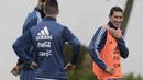 Senyum pemain Argentina, Angel Di Maria saat sesi latihan  jelang laga kualifikasi Piala Dunia 2018 di Ezeiza, Buenos Aires, (3/10/2017).  Argentina akan melawan Peru pada 6 oktober 2017. (AFP/Juan Mabromata)