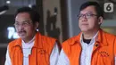 Gubernur Kepulauan Riau (Kepri) nonaktif Nurdin Basirun (kiri) dan Pemegang saham Mayoritas PT Bintuni Energi Persada (BEP), David Manibui (kanan) berjalan keluar usai menjalani pemeriksaan lanjutan di Gedung KPK, Jakarta, Jumat (25/10/2019). (merdeka.com/Dwi Narwoko)