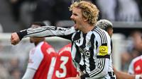 Penyerang Newcastle United asal Jerman bernomor punggung 27, Nick Woltemade, merayakan gol pembuka dalam pertandingan Premier League antara Newcastle United dan Arsenal di St James' Park, Newcastle-upon-Tyne, Inggris timur laut, pada 28 September 2025. (ANDY BUCHANAN/AFP)