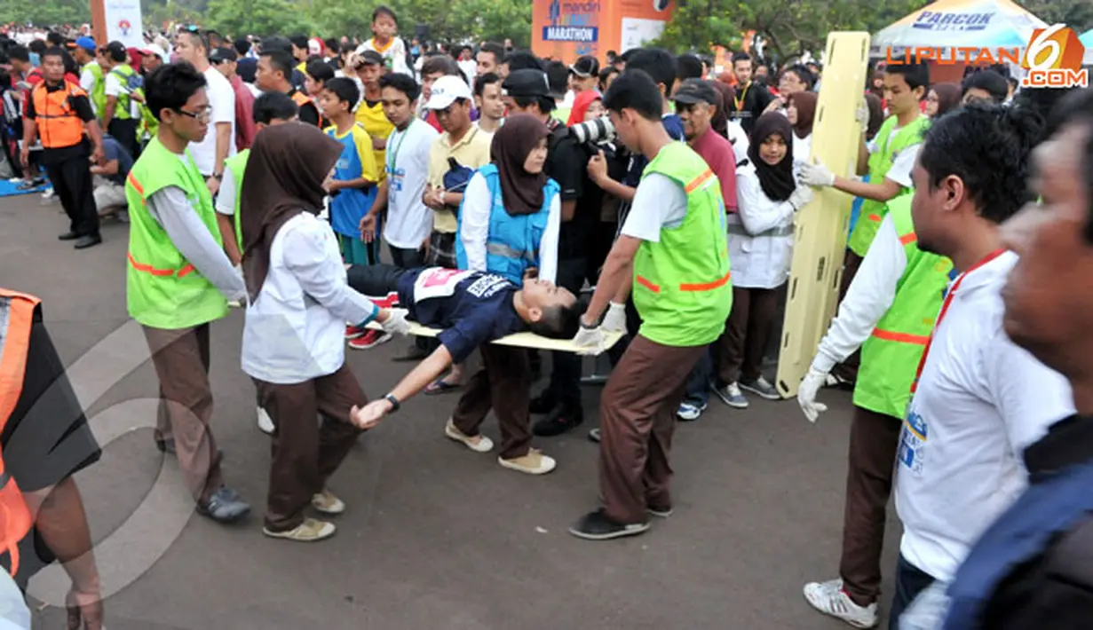 Tampak peserta yang kurang fit pingsan dan segera mendapat pertolongan medis. (Liputan6.com/Andrian M. Tunay)