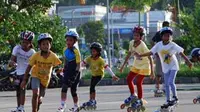 Sekelompok anak sedang berlatih sepatu roda di lapangan parkir stadion Madya Sempaja, Samarinda. (Antara)