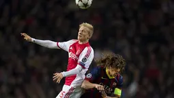 Duel Udara antara Carles Puyol dan Nicolai Boilesen pada Liga Champions Grup H antara Ajax Amsterdam dan FC Barcelona di Amsterdam Arena.(27/11/2013).(AFP/Olaf Kraak)