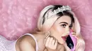 Kylie Jenner juga terlihat begitu berkilau dengan tiara yang dikenakannya. Tiara tersebut memiliki detail indah yang juga menjadi buah karya Rinaldy Yunardi. [Foto: Instagram/ RinaldyYunardi]