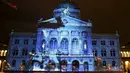 Gedung Parlemen Swiss diterangi cahaya - cahaya unik hasil proyeksi raksasa atau "The Jewel of the Mountains " di Bern, Swiss, Kamis (15/10/2015).  Gedung ini akan diterangi cahaya proyeksi setiap malamnya hingga 29 November 2015. (REUTERS/Ruben Sprich)