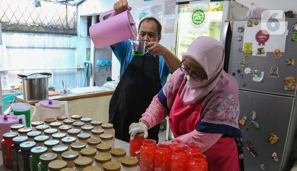 Eny bersama suaminya membuat olahan kolang kaling di industri rumahan Kolkal Griya  miliknya di Cimanggis, Depok, Jawa Barat, Rabu (13/3/2024). (merdeka.com/Arie Basuki)