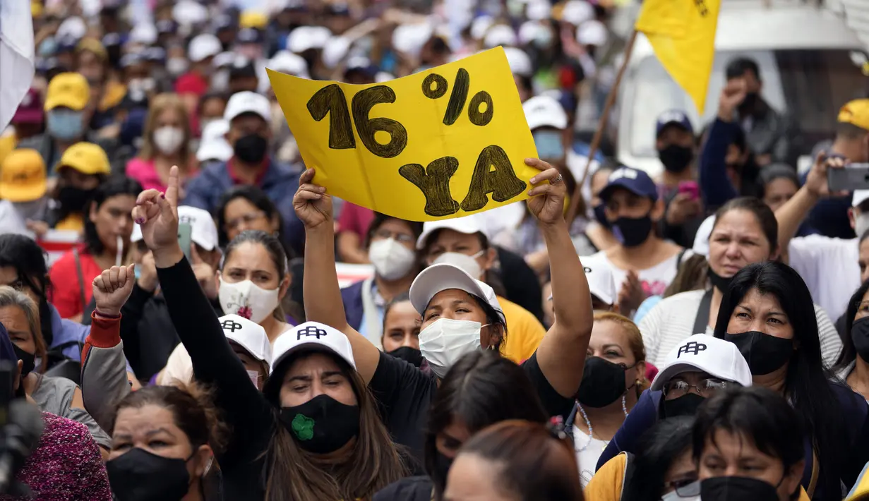 Guru dari seluruh negeri memprotes kenaikan gaji di luar Kementerian Ekonomi di Asuncion, Paraguay, Selasa (5/10/2021). Serikat guru melancarkan mogok nasional mulai Senin untuk menuntut kenaikan 16 persen, dua kali kenaikan gaji yang diusulkan. (AP Photo/Jorge Saenz)