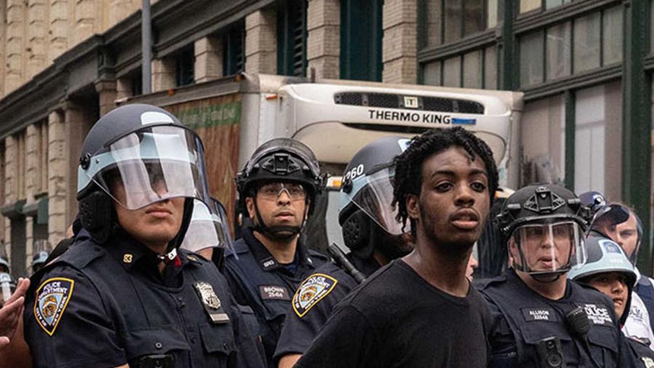 FOTO: New York Rusuh Dipicu Bagi-Bagi PS5 dari Youtuber Kai Cenat