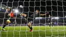Pemain Chelsea, Cesar Azpilicueta dan Gary Cahill menghalau bola yang masuk ke gawangnya saat melawan Leicester City pada putaran ketiga Piala Liga Inggris di Stadion King Power, (21/9/2016) dini hari WIB. (Reuters/Darren Staples)