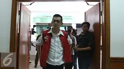 Pesinetron Jupiter Fortissimo memasuki ruang sidang jelang vonis di Pengadilan Negeri Jakarta Barat, Selasa (29/11). Jupiter divonis Majelis Hakim 2 tahun 6 bulan penjara, terkait kepemilikan narkotika. (Liputan6.com/Herman Zakharia)