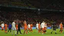 Para pemain Belanda menyapa para pendukung setelah kemenangan melawan Ukraina pada pertandingan grup C Euro 2020 di Johan Cruijff Arena di Amsterdam, Belanda, Senin (14/6/2021). Dengan hasil ini, Belanda menduduki peringkat kedua klasemen. (AP Photo/Peter Dejong, Pool)