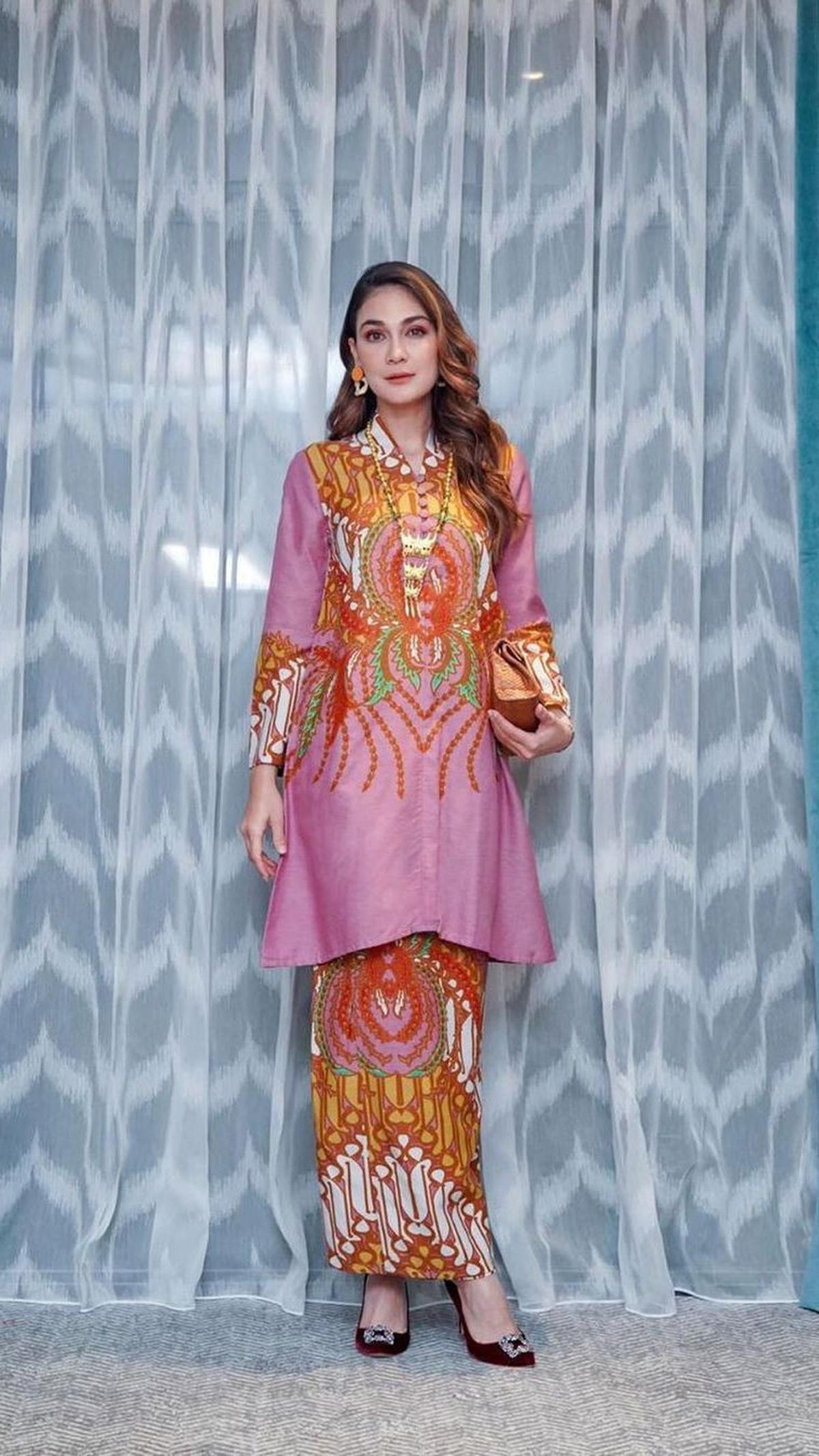 4. Pilih Atasan Batik yang Elegan untuk Acara Pesta atau Kondangan<br>