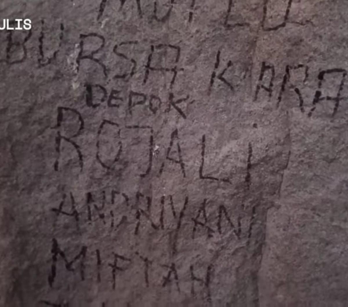 Warga Kota Depok lagi-lagi membuat heboh dunia jagat maya. Kali ini, keusilan warga Depok dilakukan di Gua Hira, Makkah, Arab Saudi.