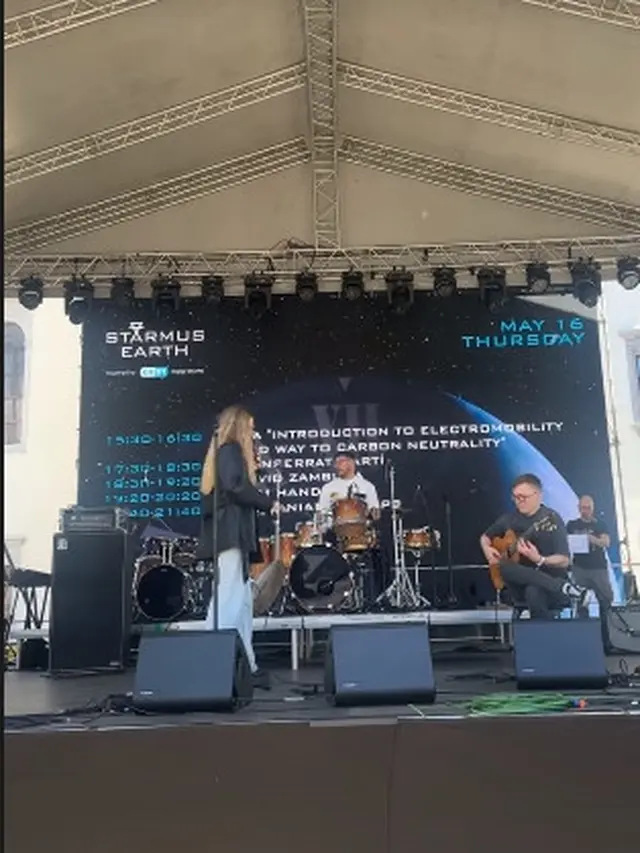 Seru Naik Andong, Ini 7 Potret Ahmad Dhani dan Mulan Jameela Liburan di Slovakia