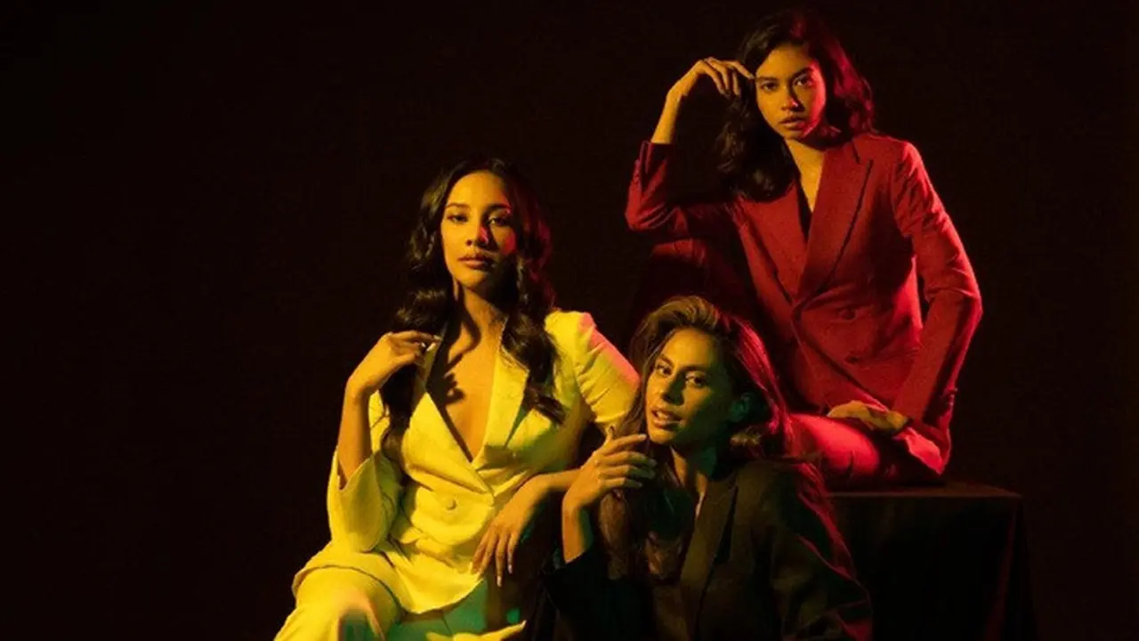 7 Gaya Pemotretan Anya Geraldine, Yuki Kato dan Valerie Thomas, Tampil Kharismatik
